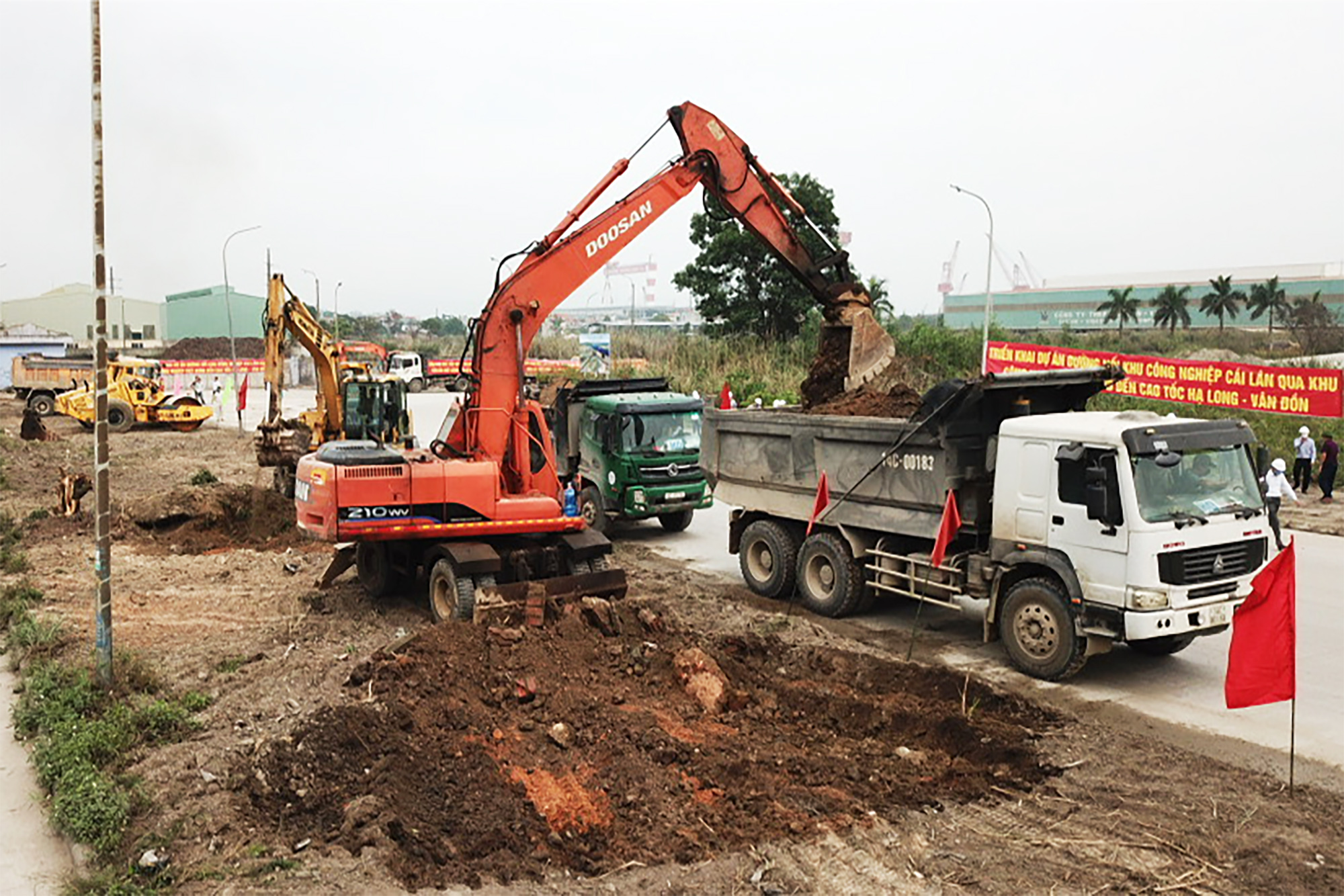Nhà thầu tổ chức bóc dỡ thực bì và thi công nền đường - thuộc dự án đường nối Khu công nghiệp Cái Lân qua KCN Việt Hưng đến cao tốc Hạ Long – Vân Đồn