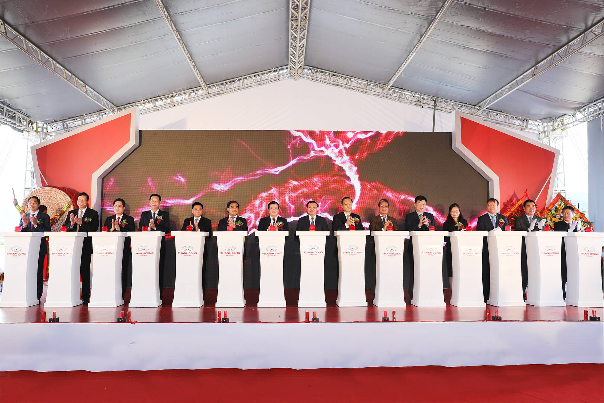 Các đồng chí lãnh đạo trung ương, tỉnh Quảng Ninh và nhà đầu tư thực hiện nghi thức động thổ, xây dựng dự án Tổ hợp công nghiệp phụ trợ ô tô Thành Công Việt Hưng.