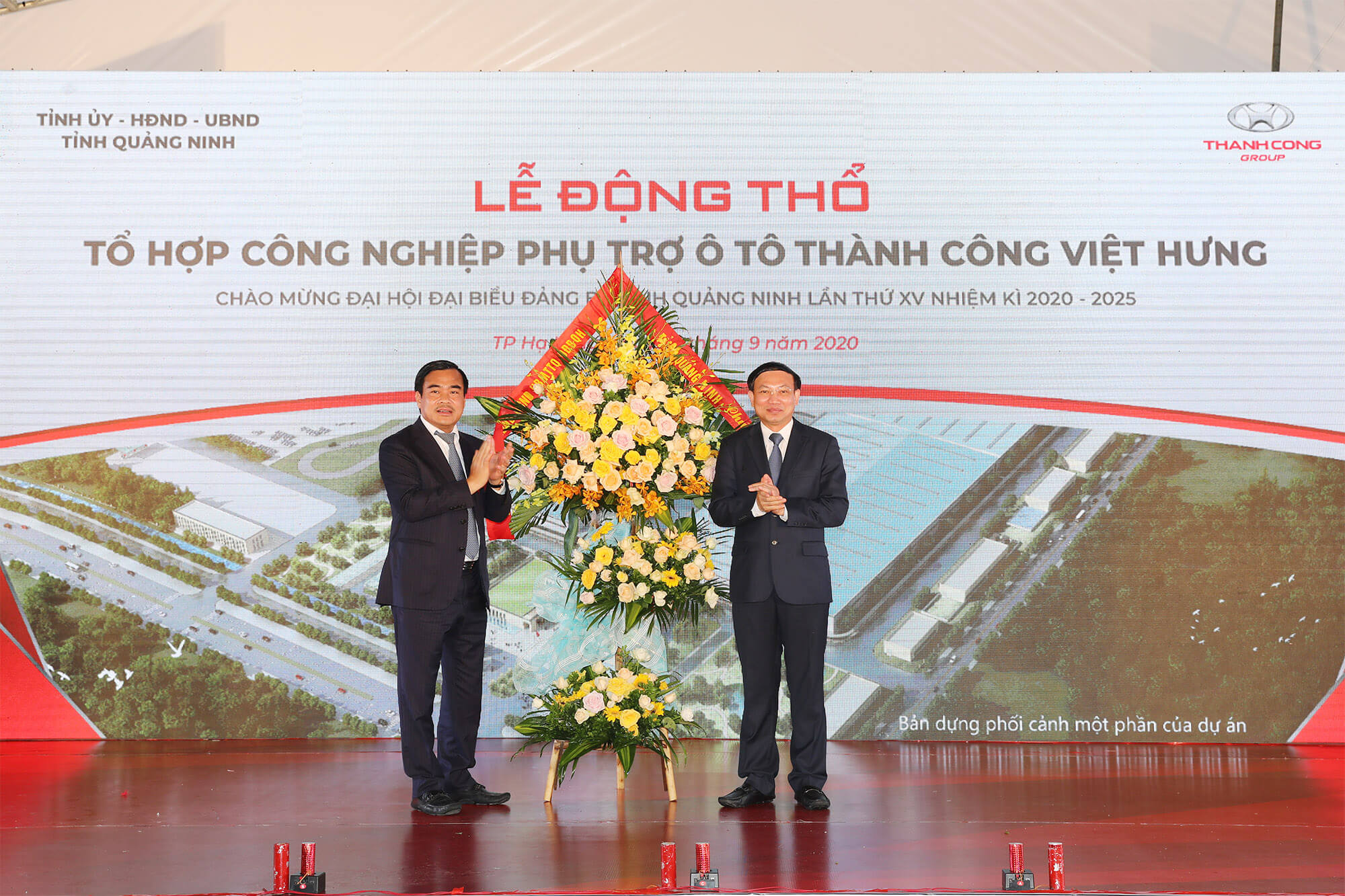 Đồng chí Nguyễn Xuân Ký, Bí thư Tỉnh ủy, Chủ tịch HĐND tỉnh, tặng hoa chúc mừng Tập đoàn Thành Công